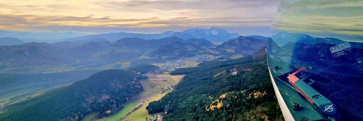 Flugwegposition um 13:03:50: Aufgenommen in der Nähe von Gemeinde Höflein an der Hohen Wand, Österreich in 981 Meter